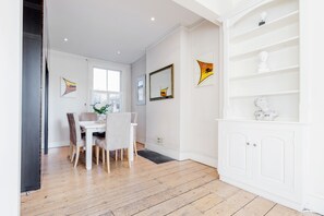 Living area - Bright Welcoming Apartment With Terrace, Fulham 3 bed (London)