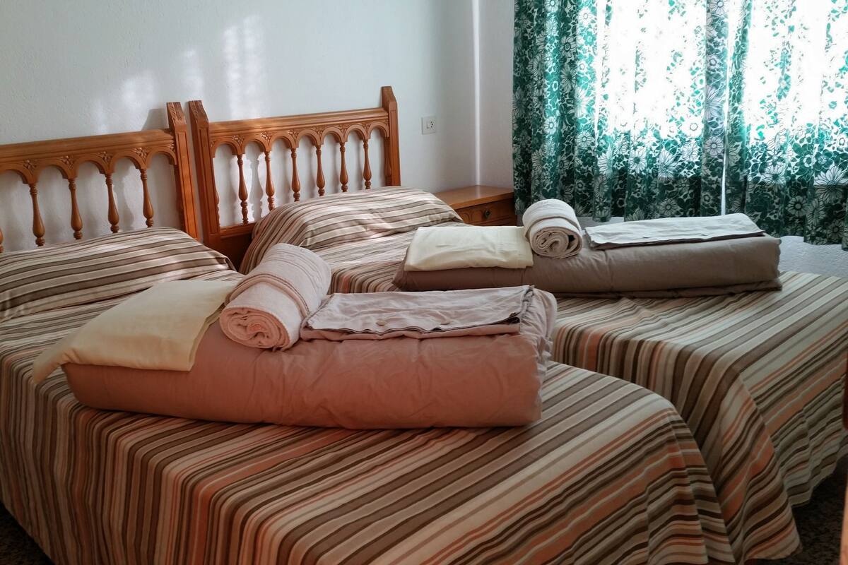 Apartamento básico, 1 habitación | 1 dormitorio y ropa de cama