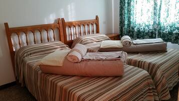 Apartamento básico, 1 habitación | 1 dormitorio y ropa de cama