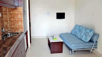 Executive-suite - bakkeudsigt | Opholdsområde | 32-tommers LED-tv med kabelkanaler, tv