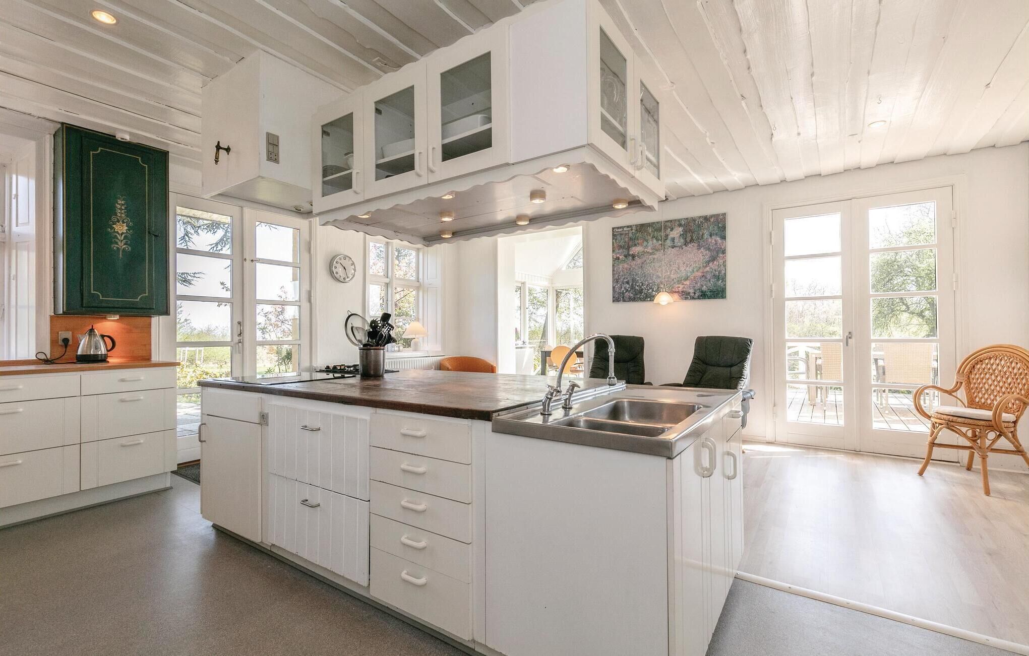 Jääkaappi, liesi, astianpesukone, kahvin-/teenkeitin