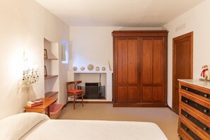 2 habitaciones, tabla de planchar con plancha, internet y ropa de cama 