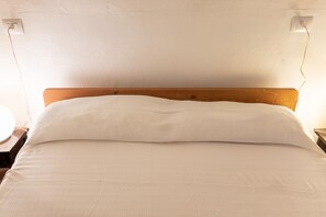 2 bedrooms, iron/ironing board, internet, bed sheets