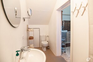 Regadera, secadora de cabello, bidet, toallas 