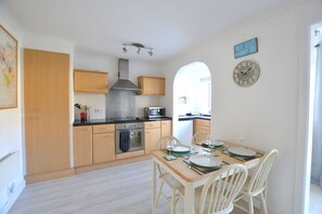 Fridge, microwave, oven, stovetop - Just Beachy - a stones throw from the sand! (Porthtowan)