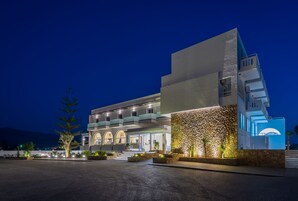 住宿正面 - 傍晚/夜晚