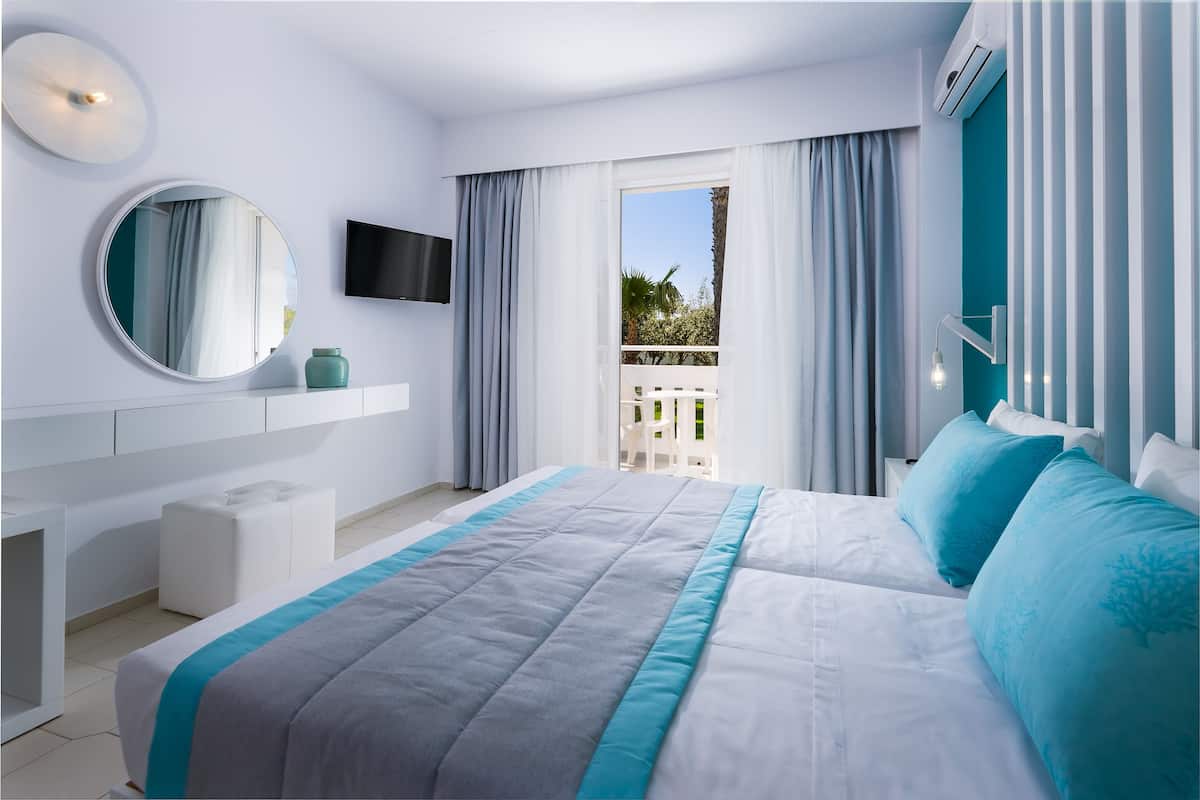 Cofres nos quartos, escrivaninha, cortinas blackout, Wi-Fi de cortesia