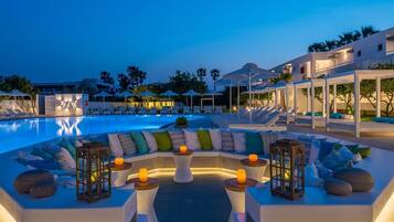 Outdoor pool, pool umbrellas, sun loungers