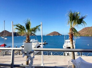 Playa en los alrededores, playa de arena blanca y toallas de playa
