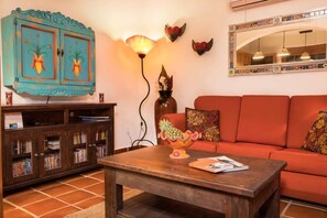 Flat-screen TV, DVD player, books - Casa Escalares Grande (Loreto)