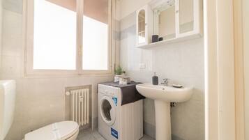 Appartamento, 2 camere da letto | Bagno | Doccia, soffione a pioggia, set di cortesia gratuito, asciugacapelli