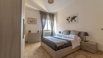 Appartamento, 2 camere da letto | Una scrivania, ferro/asse da stiro, Wi-Fi gratuito, lenzuola