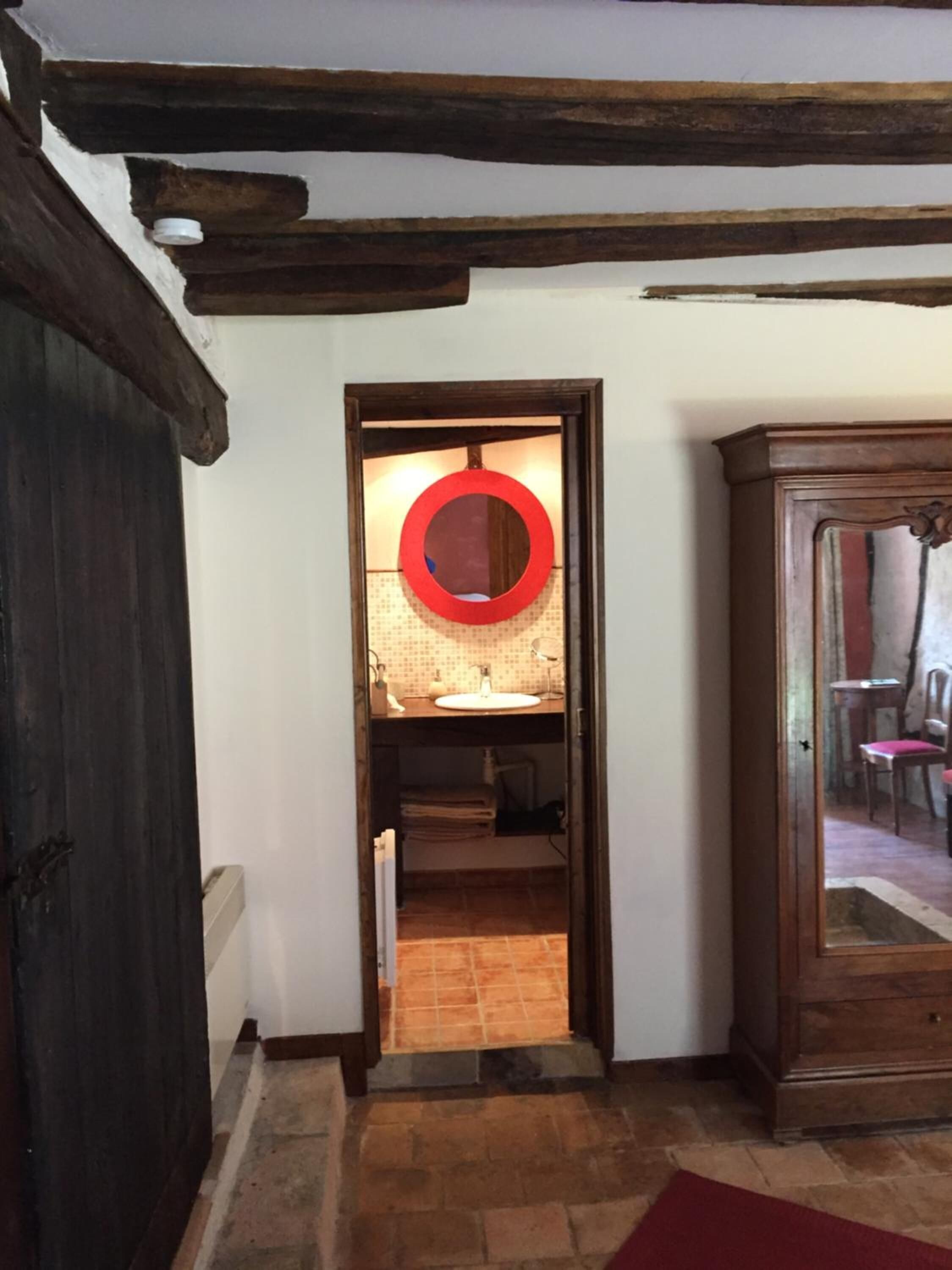 Junior suite (Le Pressoir) | Badkamer | Een douche, gratis toiletartikelen, een haardroger, badjassen