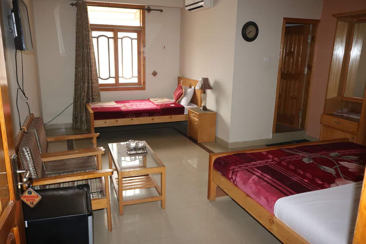 Deluxe driepersoonskamer, meerdere bedden | Woonkamer