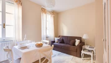 Apartamento, 1 quarto | Área de estar | TV de tela plana