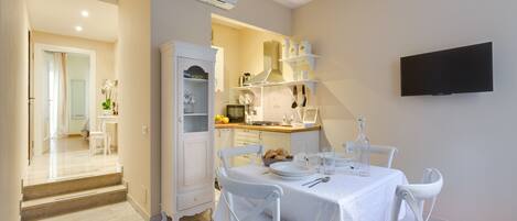 Appartement, 1 chambre | Restauration dans la chambre