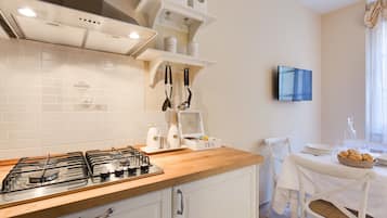 Apartamento, 1 quarto | Cozinha americana privada | Geladeira, cooktop, talheres/pratos/utensílios de cozinha