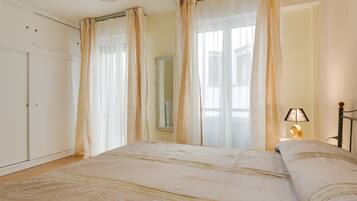 Apartamento, 1 quarto | 1 quarto, escrivaninha, ferros/tábuas de passar roupa