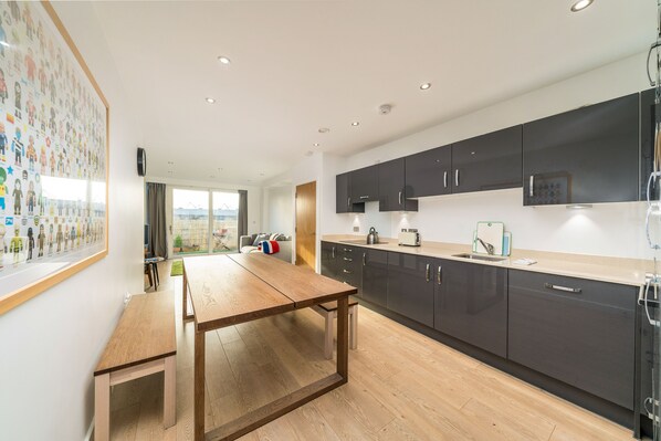 Apartment (2 Bedrooms) | Private kitchen | Microwave, oven, dishwasher, cookware/dishes/utensils - NEW 2BD Flat 4mins to Excel Centre Fast City Links (London)