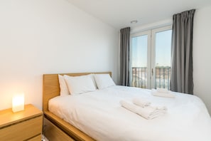Apartment (2 Bedrooms) | 2 bedrooms, iron/ironing board, bed sheets - NEW 2BD Flat 4mins to Excel Centre Fast City Links (London)
