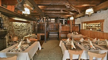 Der serveres frokost, aftensmad og lokale retter