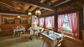 Lunch and dinner served, local cuisine - Hôtel Restaurant Les Lilas (Ormont-Dessus)