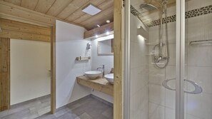 Suite Junior | Kamar mandi | Shower, perlengkapan mandi gratis, pengering rambut, dan handuk