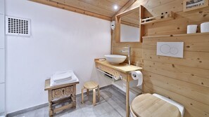 Kamar Double atau Twin Standar | Kamar mandi | Shower, perlengkapan mandi gratis, pengering rambut, dan handuk