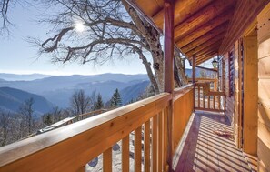 A wooden cabin with a balcony overlooking a mountainous landscape. - Lovely home in Lamon(BL) with WiFi (Lamon(BL))