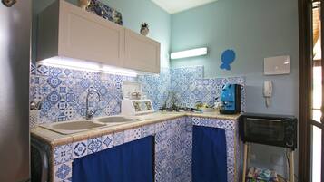 KĂŒhlschrank, Ofen, Herdplatte, Wasserkocher mit Kaffee-/Teezubehör