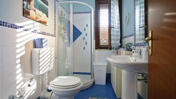Doccia, asciugacapelli, bidet, asciugamani