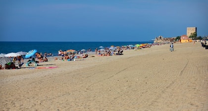 BEACH-puolella huvila SEA, 2 makuuhuonetta, Wi-Fi, AC & Garden