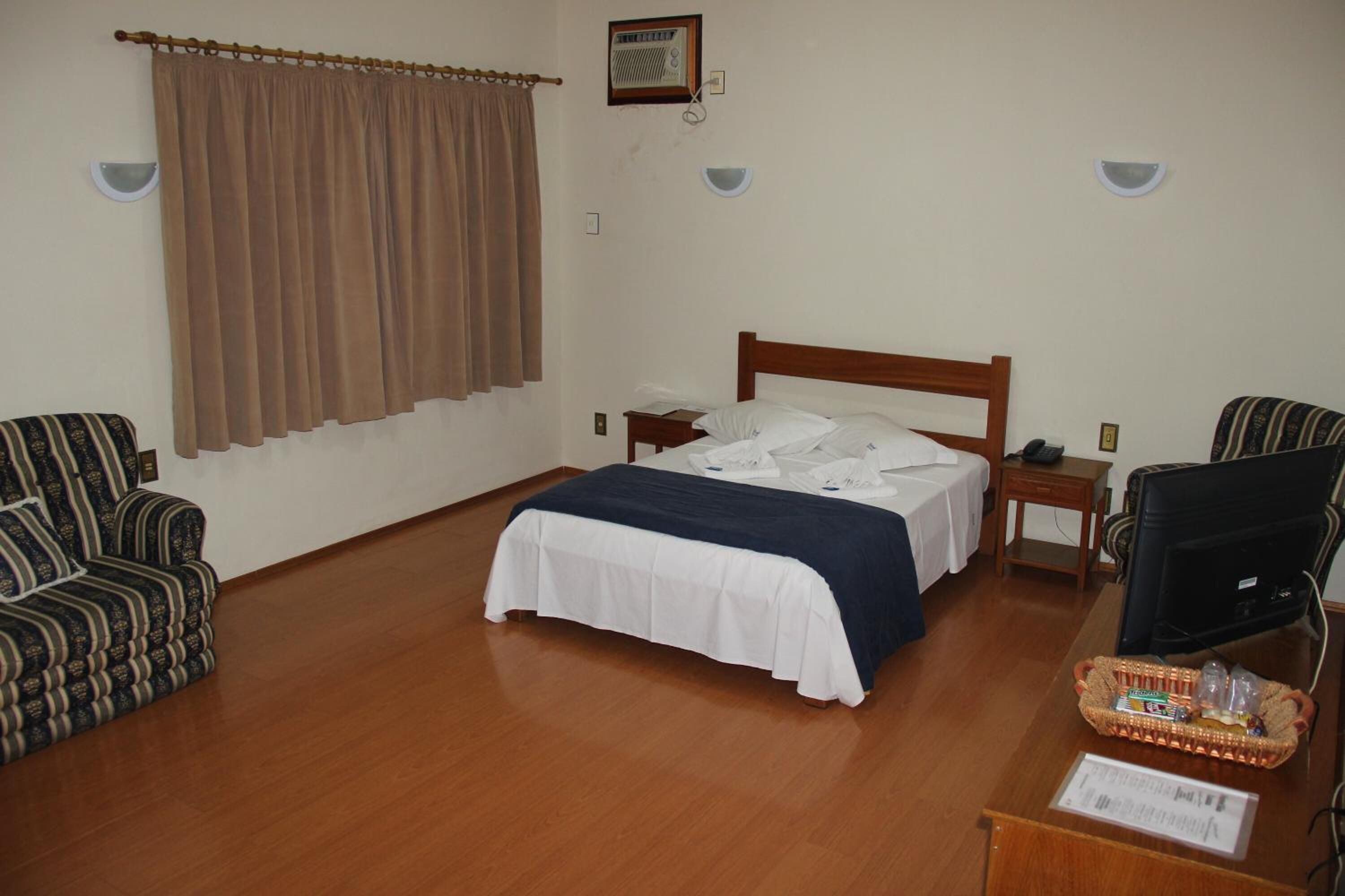 Hypo-allergenic bedding, minibar, desk, free WiFi