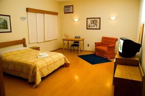 Roupas de cama antialérgicas, frigobar, escrivaninha, Wi-Fi de cortesia
