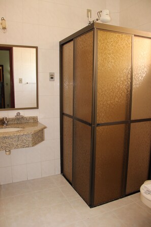 Een douche, gratis toiletartikelen, handdoeken, zeep
