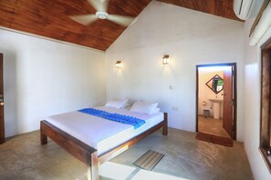 Habitació, vistes a la piscina | Escriptori, cortines opaques i planxa i posts de planxar 