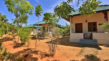 Habitación básica doble, 1 cama matrimonial, para fumadores, vista al jardín | Vista al jardín