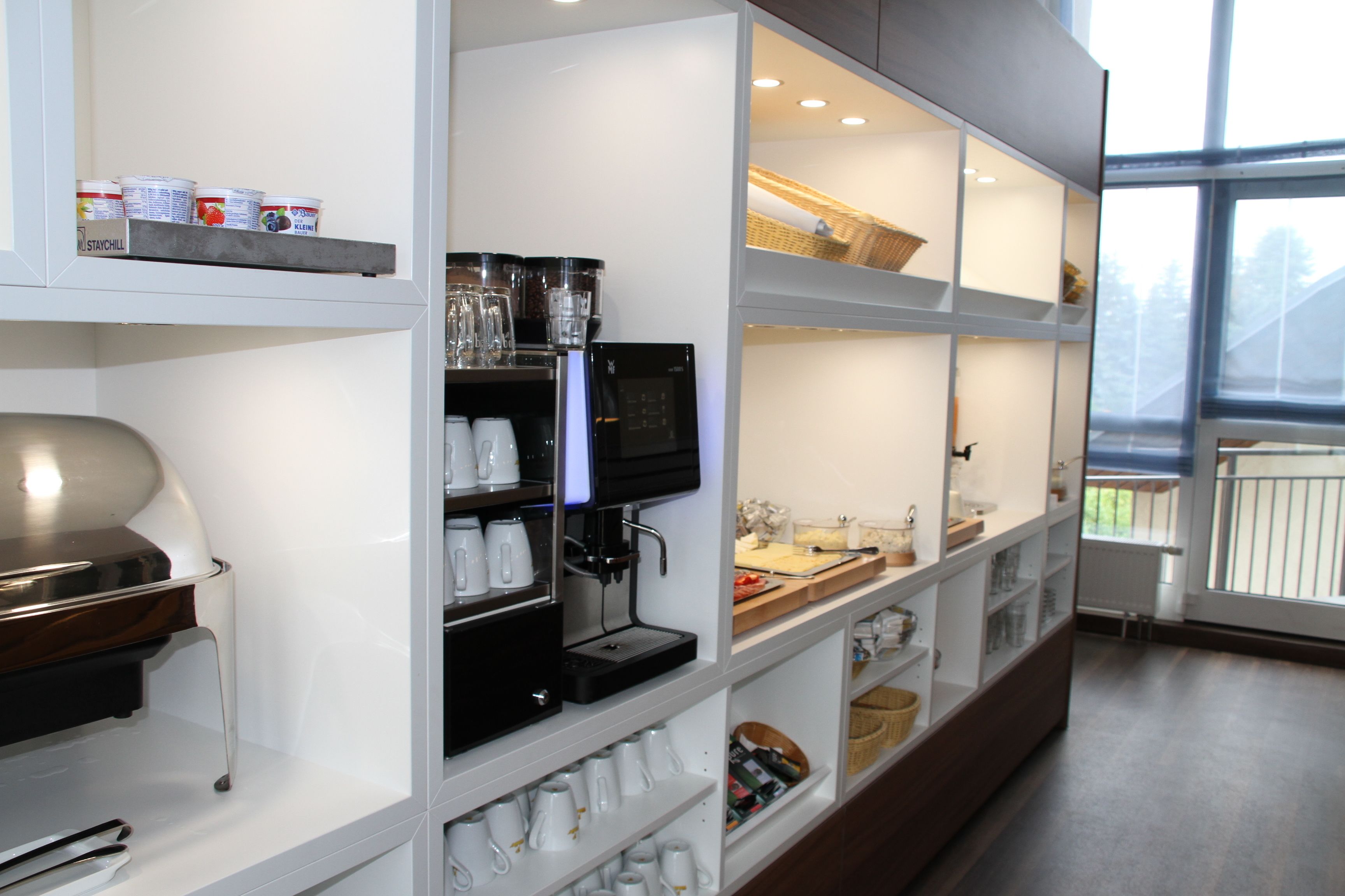 Se ofrece un desayuno bufé (18 EUR por persona)