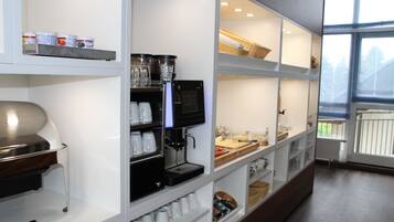 每日供應吃到飽早餐 (每人 EUR18)