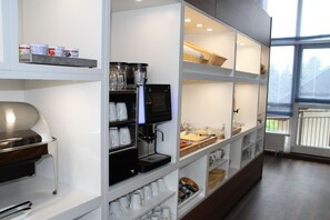 Tägliches Frühstücksbuffet (18 EUR pro Person)