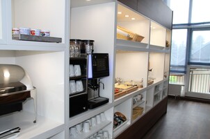 Café da manhã com buffet diário (EUR 18 por pessoa) 