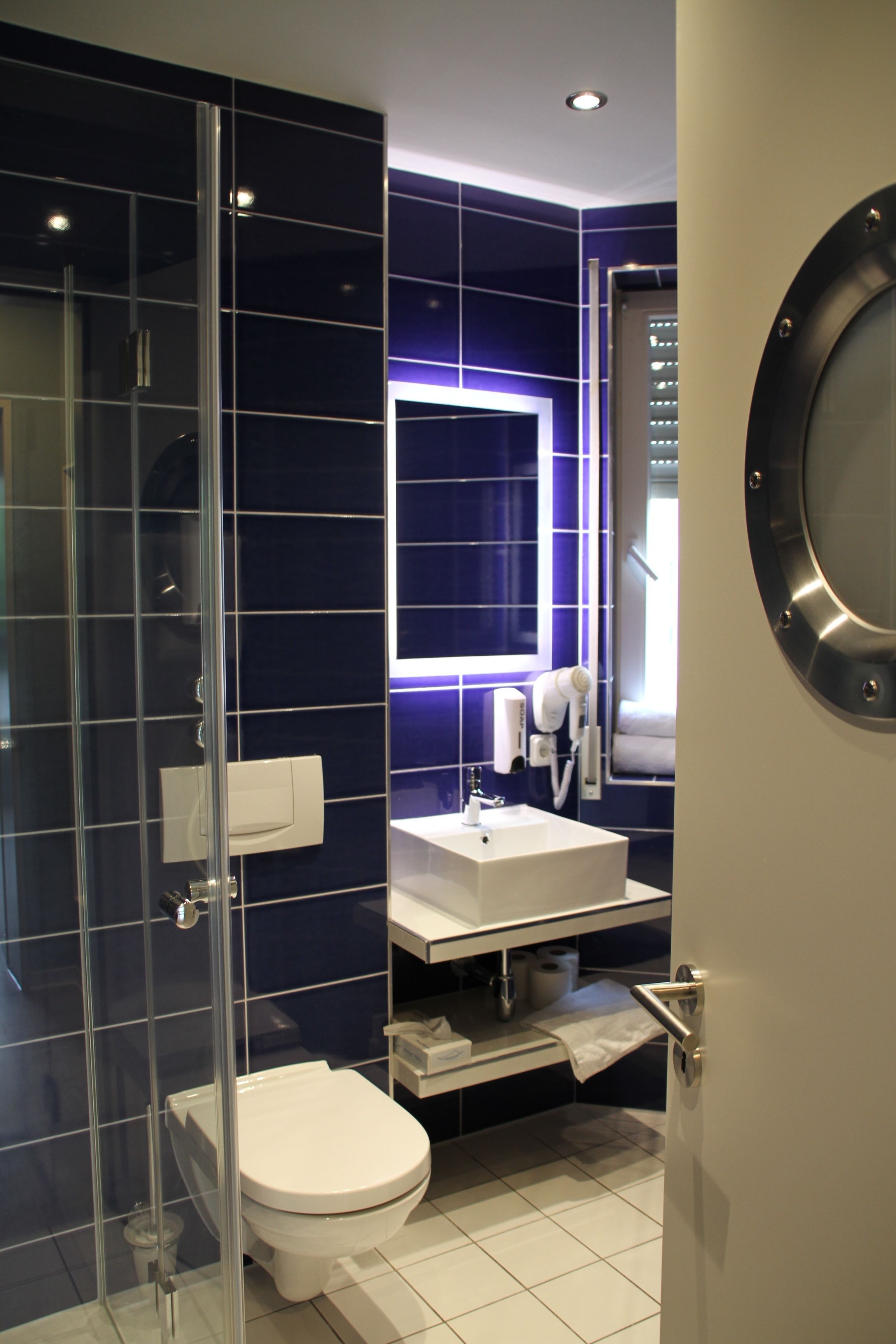 junior suite | bathroom | free toiletries, hair dryer, towels