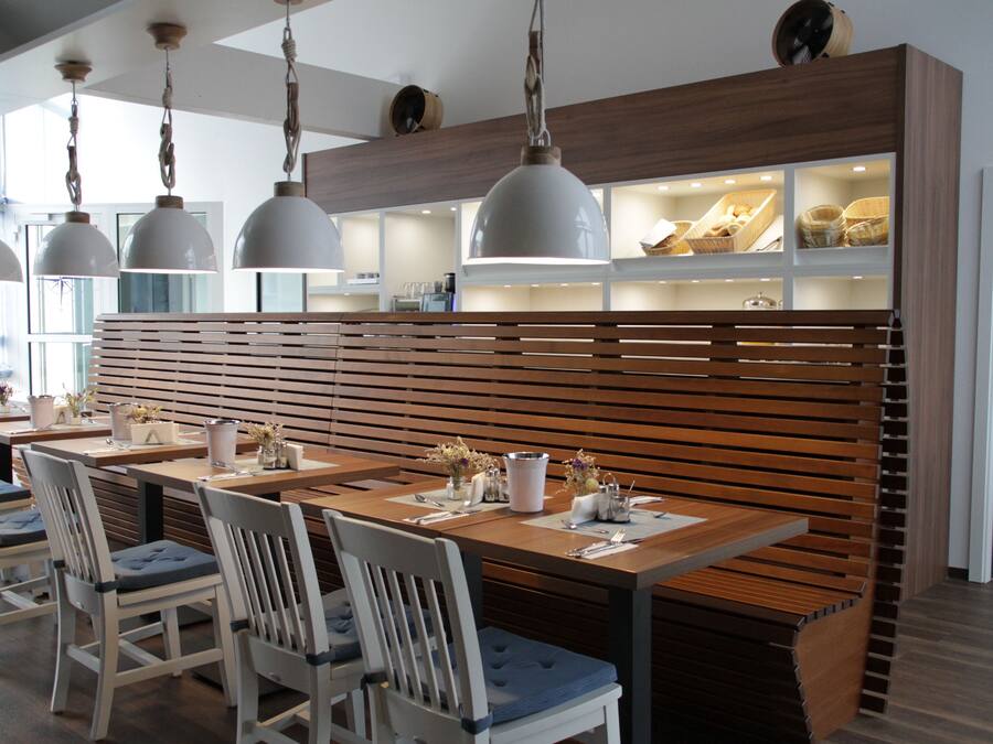 Tägliches Frühstücksbuffet (18 EUR pro Person)