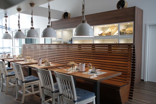 Tägliches Frühstücksbuffet (18 EUR pro Person)