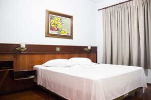 Ropa de cama hipoalergénica, minibar, escritorio y cortinas blackout