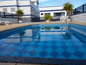 สระว่ายน้ำกลางแจ้ง