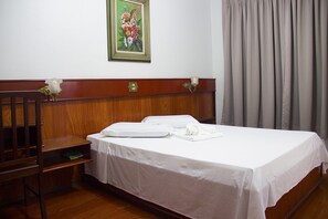 เครื่องนอนป้องกันสารก่อภูมิแพ้, มินิบ าร์, โต๊ะทำงาน, ผ้าม่านกันแสง