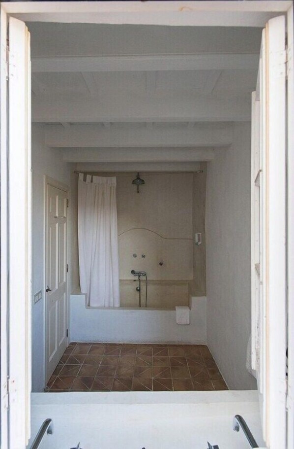 A bathroom with a shower, a toilet, and a sink. - Hotel Tres Sants (Ciutadella de Menorca)