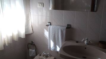 Habitación doble | Baño | Bañera, artículos de higiene personal gratuitos y secador de pelo