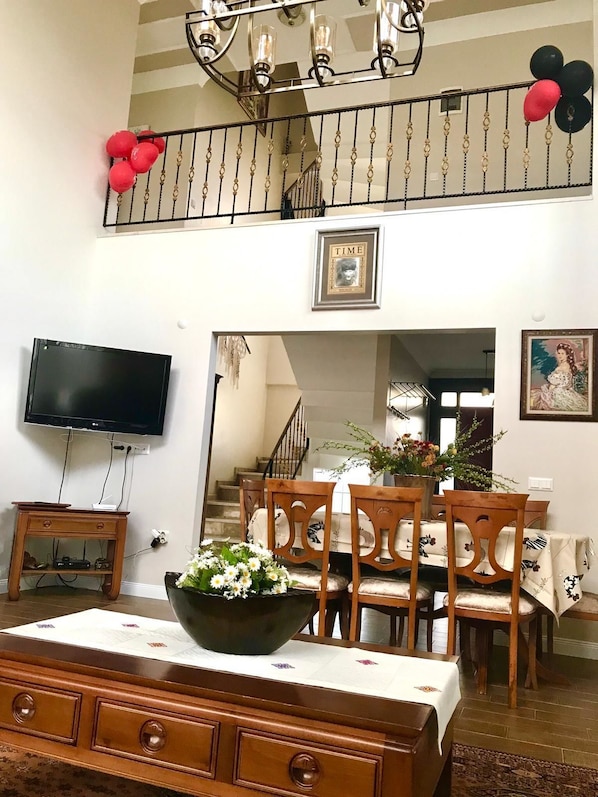 Villa | Wohnbereich | LCD-Fernseher